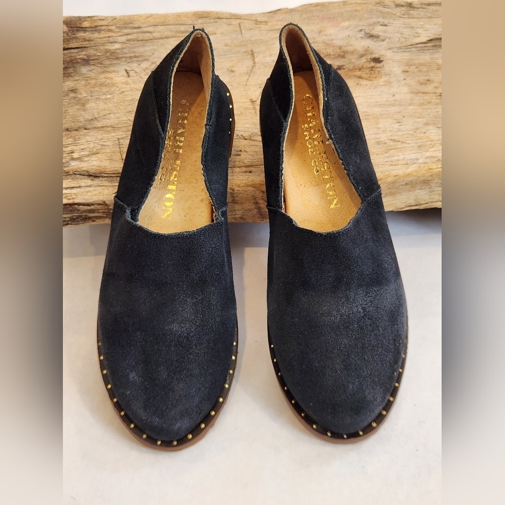 || CHARLESTON SHOE CO || Alton black suede flats, sz 6